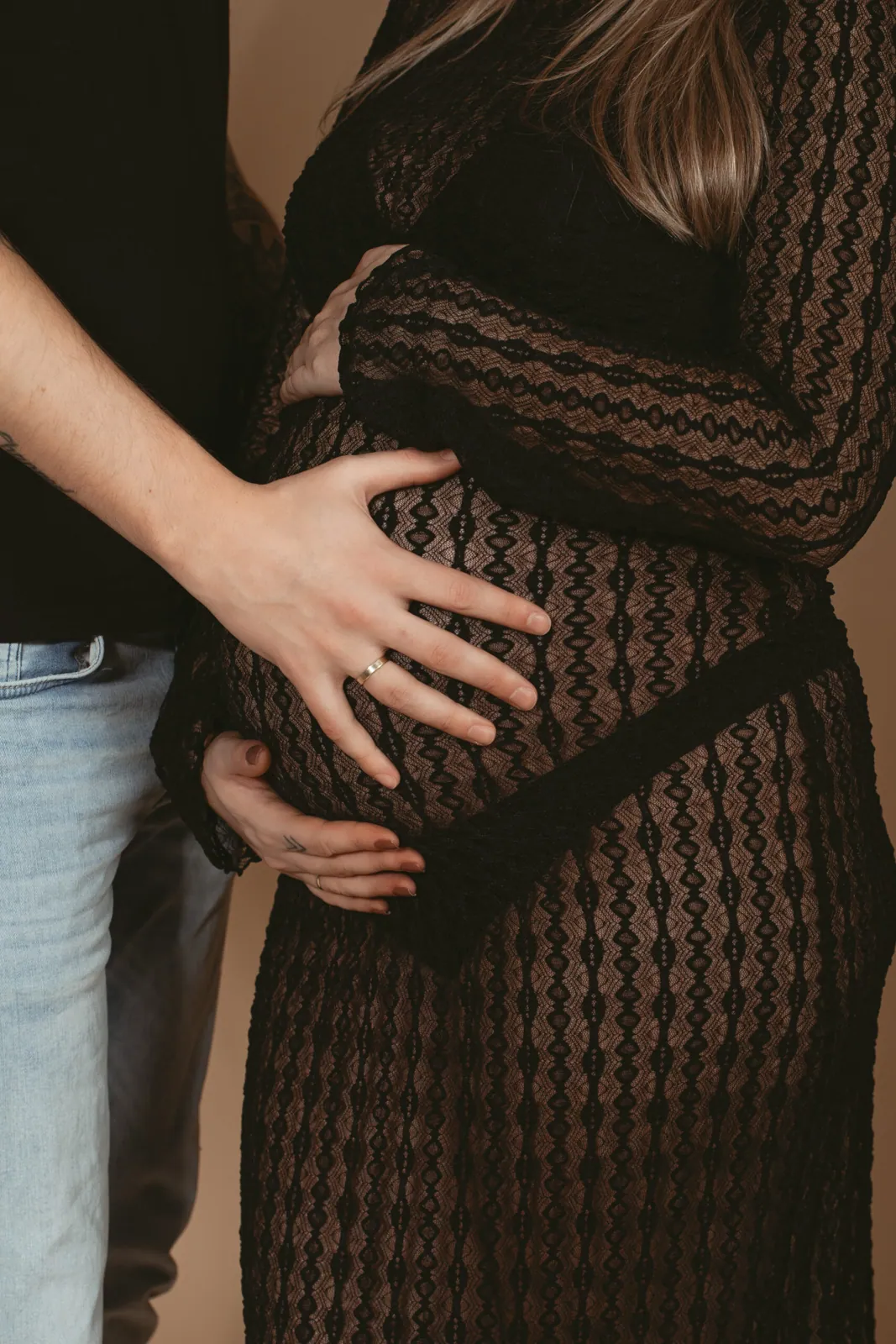 Detailfoto van handen op een zwangere buik tijdens een mini zwangerschapsshoot