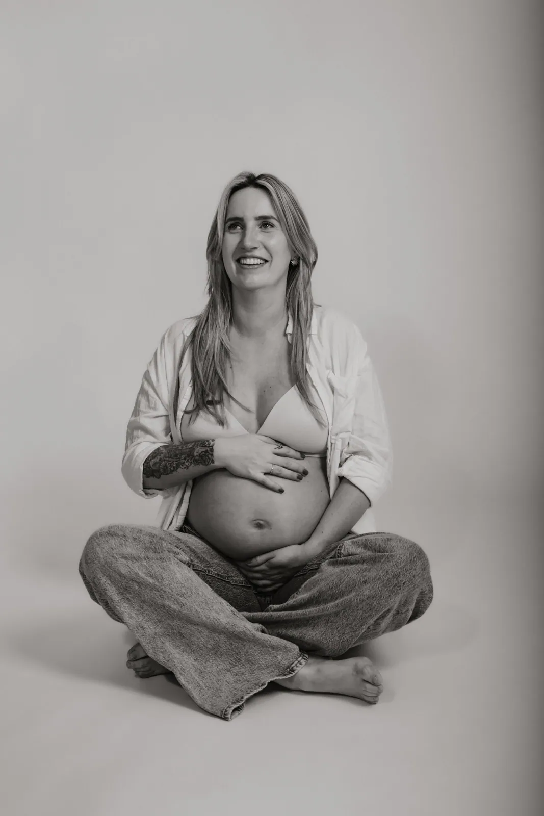 Zwangerschapsfotografie in de studio met een zwangerschapsjurk